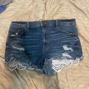 Jean shorts with lace on pocket